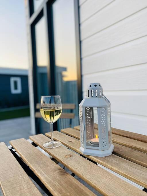 Ferienhaus Luxchalet #Vaju Lathum# Am See, Strand, Pool, Nationalpark Exteriör bild